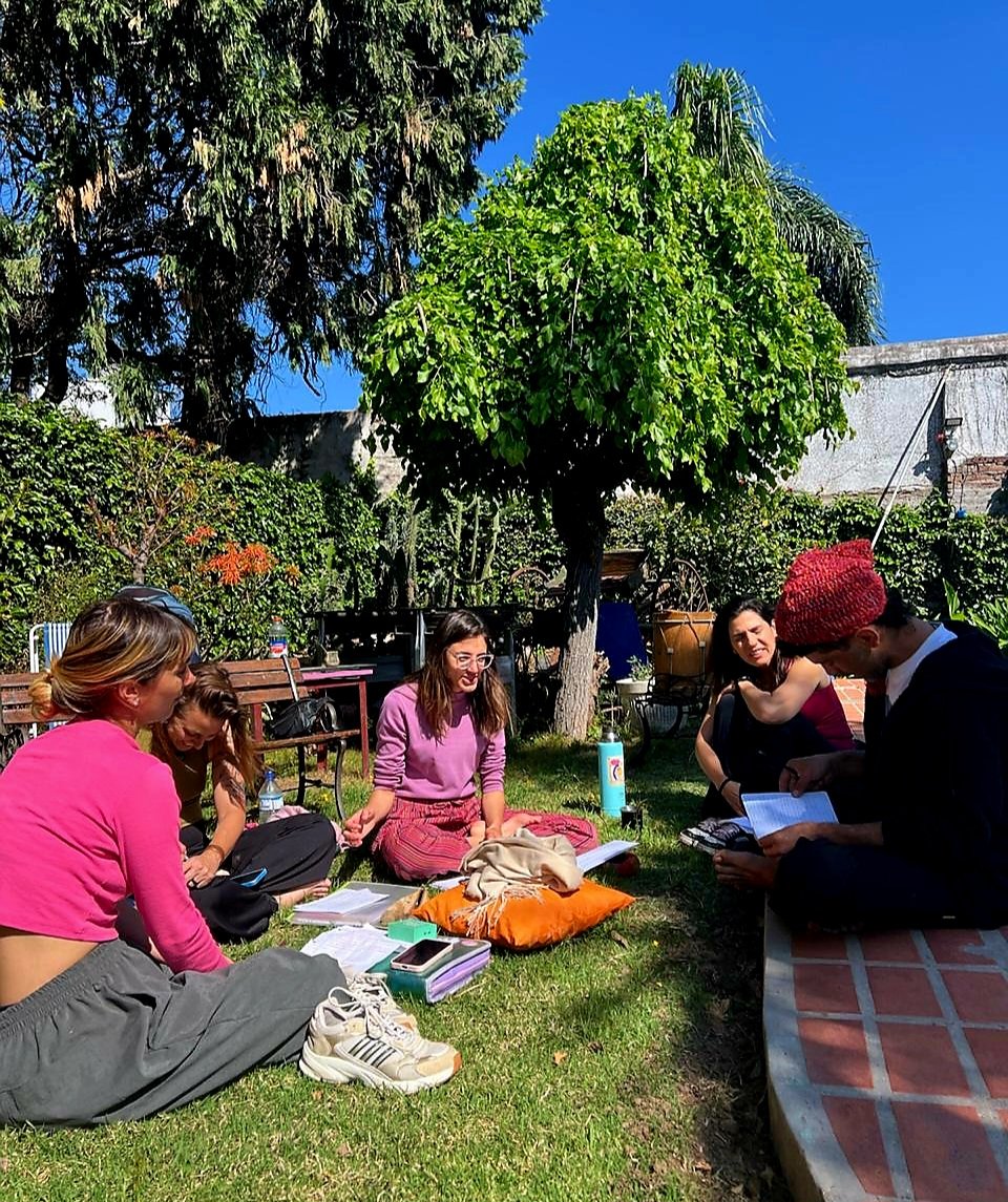 Ronda y conversación durante un encuentro en la naturaleza