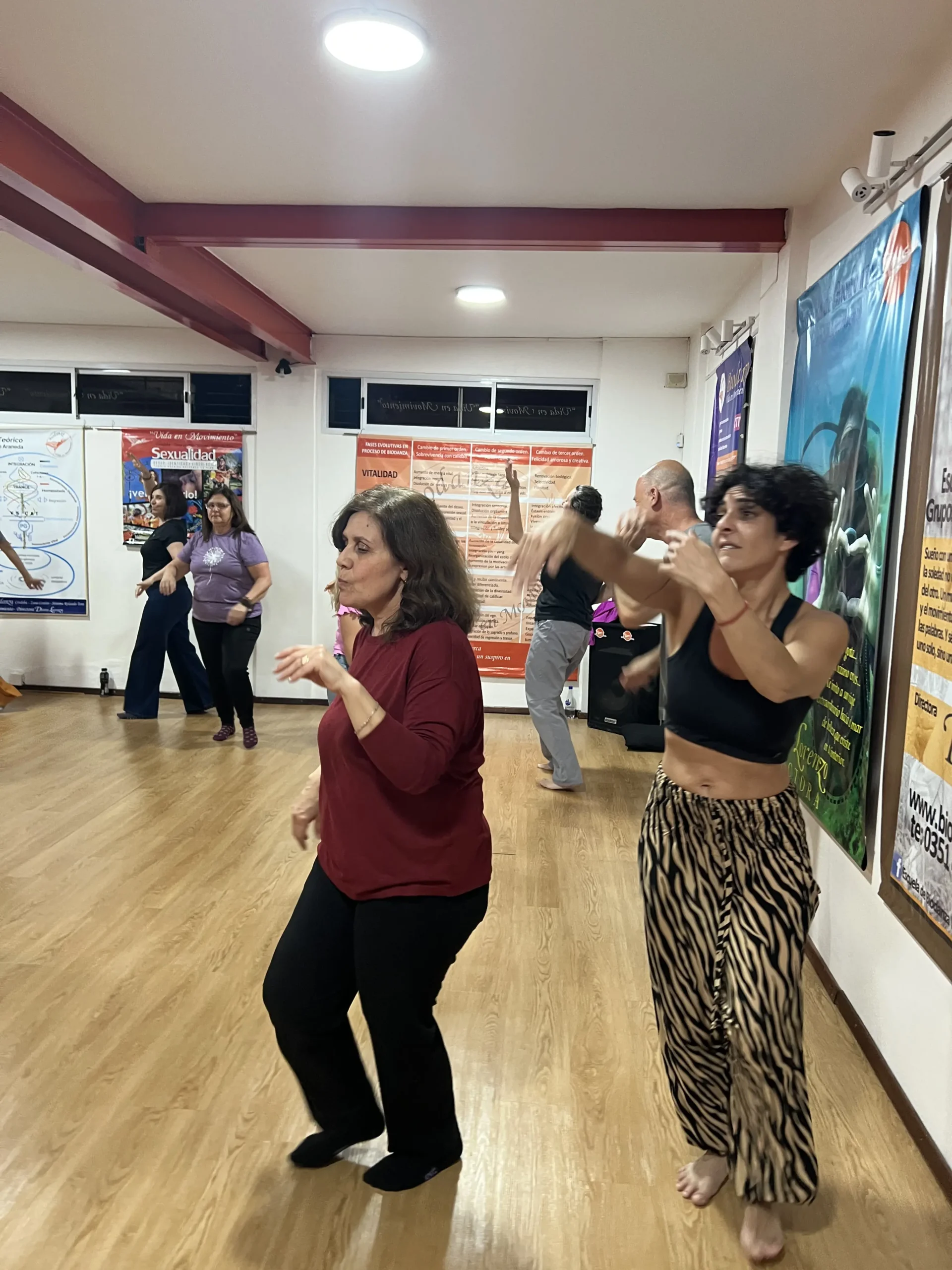 Participantes atravesando una dinámica grupal