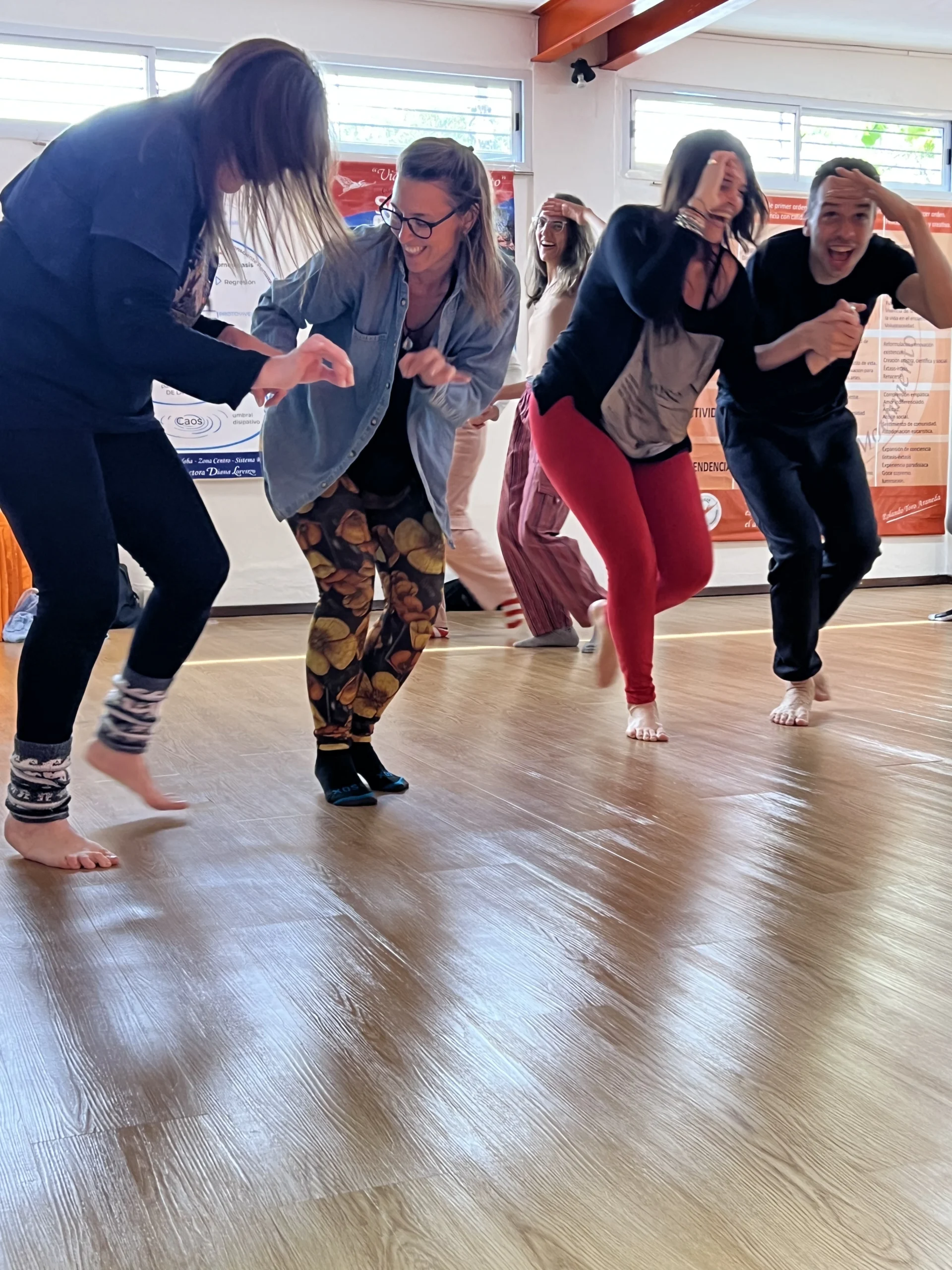 Movimiento compartido en una clase de Biodanza
