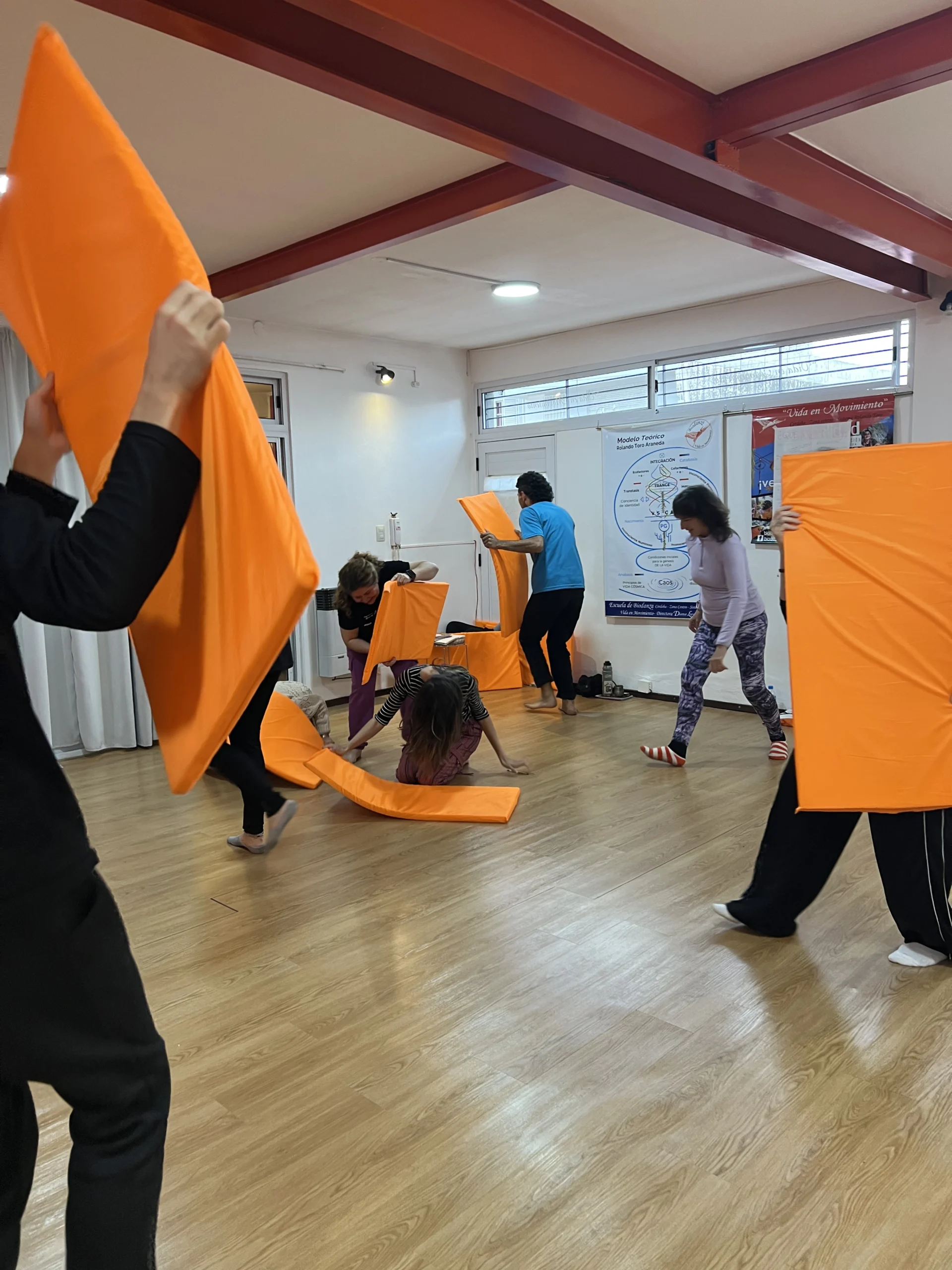 Movimiento con telas en una propuesta de Biodanza